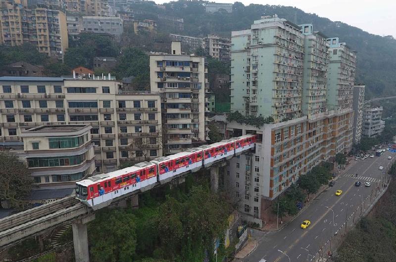 Hệ thống monorail có tần suất vận chuyển cao nhất thế giới (số liệu năm 2016) nằm ở thành phố Trùng Khánh (Trung Quốc). Tuyến tàu này được đưa vào vận hành từ năm 2005 và kể từ đó đều đặn phục vụ gần 1 triệu lượt khách mỗi ngày. Một điểm đặc biệt khác của hệ thống này là tuyến đường chạy xuyên qua nhiều tòa nhà chung cư. Ảnh: CNN.
