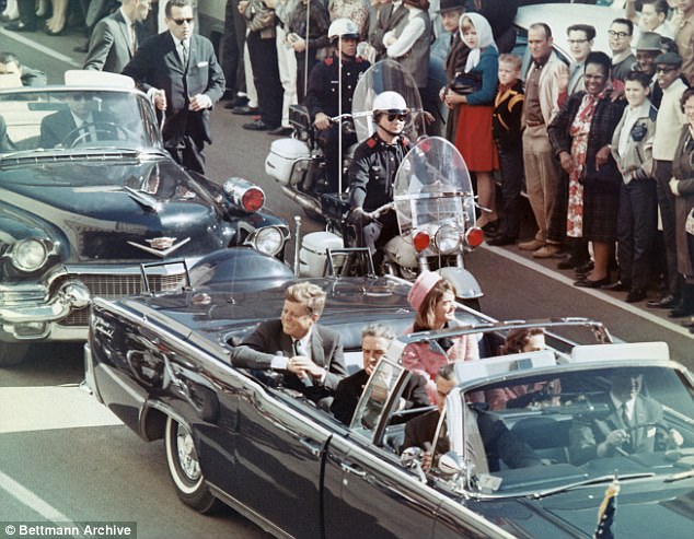 Khoảnh khắc trước khi Tổng thống Mỹ John F. Kennedy bị ám sát ở Dallas, Texas năm 1963.