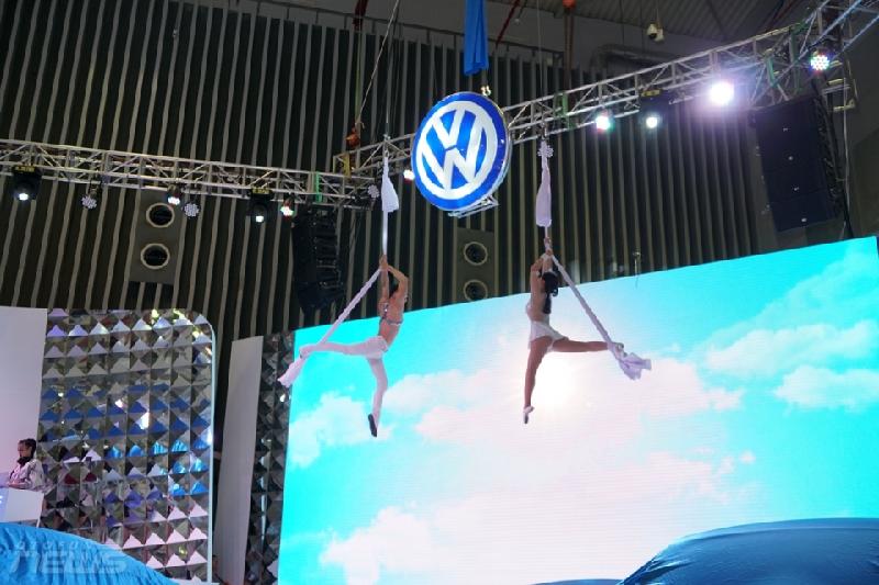Màn trình diễn bắt mắt tại gian trưng bày của Volkswagen tại Triển lãm Ô tô Quốc tế Việt Nam 2017 vừa chính thức khai mạc chiều 26/10.