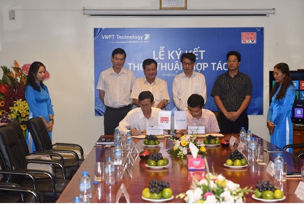 Đại điện công ty VNPT Technology và Đài PTTH Đồng Nai tiến hành ký kết thỏa thuận hợp tác