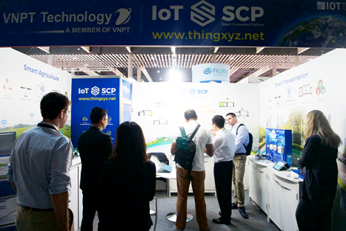Gian trưng bày giải pháp của VNPT Technology thu hút nhiều sự chú ý của đối tác và khách mời quốc tế tại sự kiện