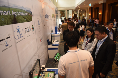 Gian trưng bày sản phẩm, giải pháp công nghệ của VNPT Technology thu hút nhiều sự chú ý của các đại biểu, khách mời tham dự Hội nghị