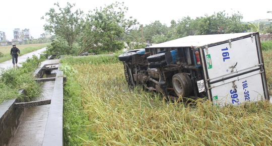 Vòi rồng đã cuốn bay cả chiếc xe ô tô tải từ trên đường xuống ruộng lúa