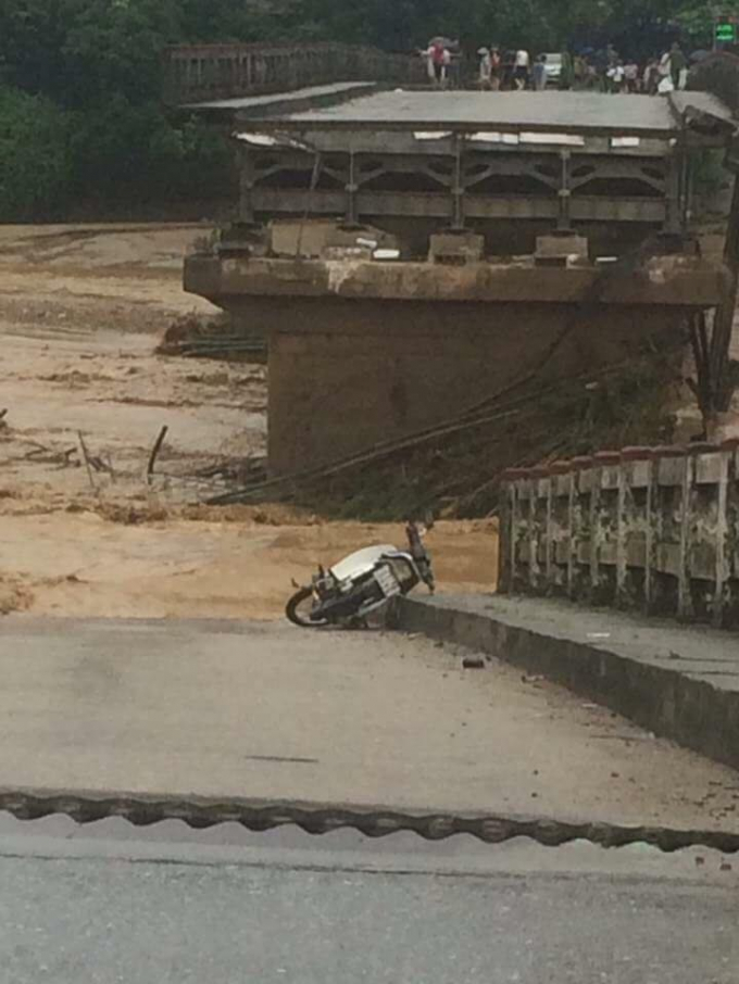 Chiếc xe máy còn vương lại sau khi chiếc cầu bị sập. 