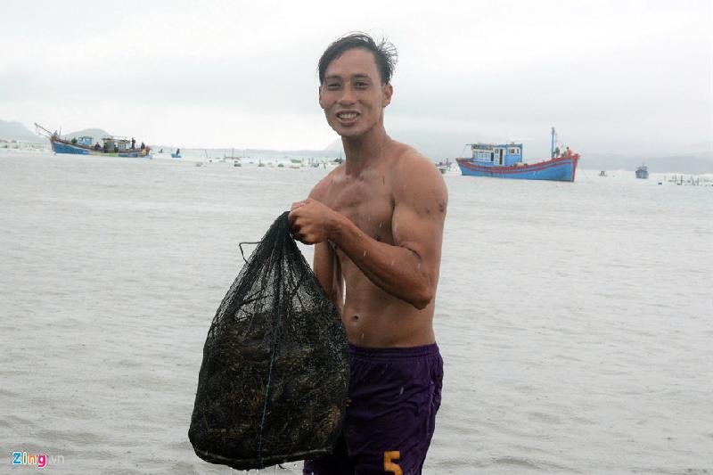 Số tôm ít ỏi được người dân tìm thấy trong lồng tôm bị đánh dạt lên bờ tại xã Xuân Thịnh, thị xã Sông Cầu, Phú Yên.