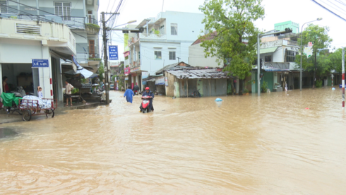 Hàng trăm nhà dân ở thị trấn La Hai, huyện Đồng Xuân bị ngập sâu