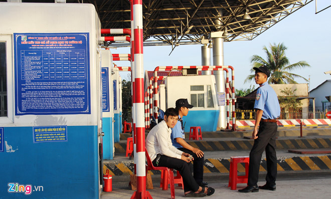 8h ngày 30/11, nhân viên của BOT Tiền Giang bắt đầu ra trạm để chuẩn bị làm việc.