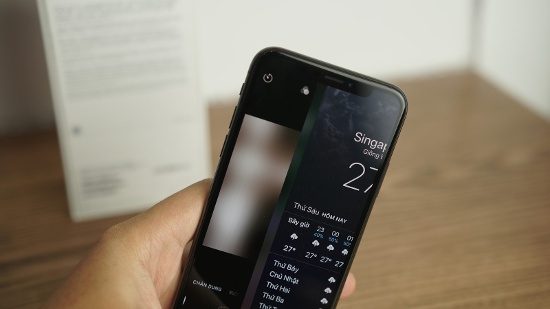 Các thao tác với nút home trên iPhone trước đây cũng đã được thay thế. Theo đó vuốt từ cạnh dưới màn hình lên trên để đóng ứng dụng và quay trở về màn hình chính. Nếu vuốt lên và giữ ngón tay ở giữa màn hình một lúc, màn hình đa nhiệm sẽ hiện ra.