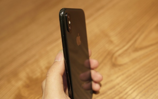 Ngoài ra khung kim loại và mặt lưng của iPhone X không còn là kim loại nhôm như trên các phiên bản iPhone trước đây,  thay vào đó nó được thay bằng thép không gỉ và kính cường lực với độ bền cao.