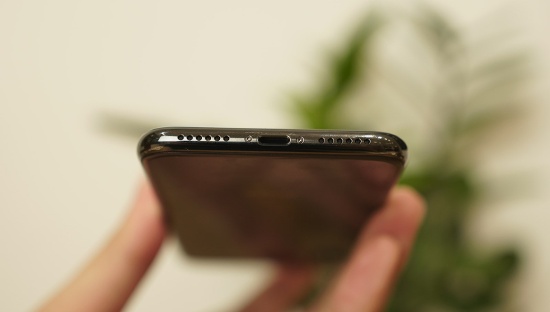 Về phần cứng và tính năng còn lại, iPhone X không khác so với bộ đôi iPhone 8 bao gồm chip A11 Bionic với hiệu năng đầu bảng, hỗ trợ sạc không dây và sạc nhanh, loa stereo mới với âm lượng lớn hơn, chống bụi và chống nước … 