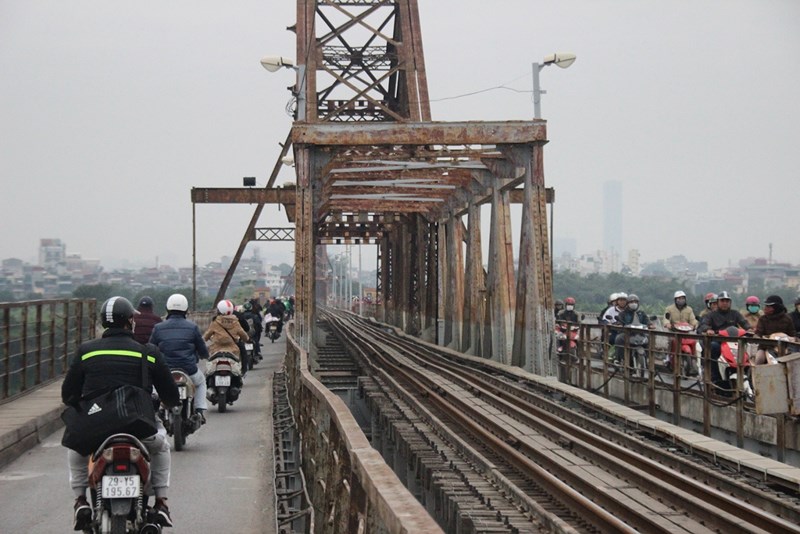 Cầu Long Biên, khu vực trái bom được phát hiện