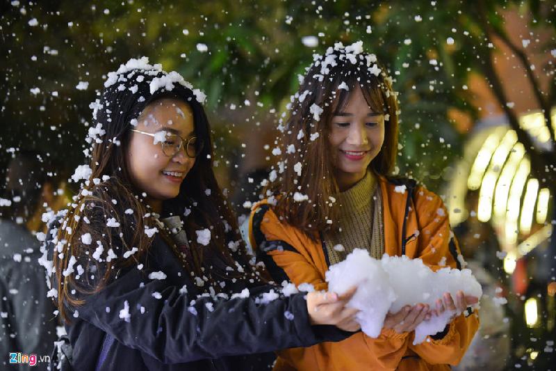 Các bạn sinh viên Đại học Thăng Long thích thú khi lần đầu tiên được ngắm tuyết.