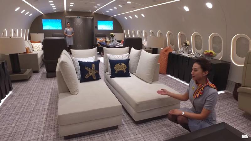 Phi hành đoàn của chuyên cơ bao gồm phi công và tiếp viên được công ty mẹ Hainan Airlines Group tuyển chọn kỹ lưỡng.