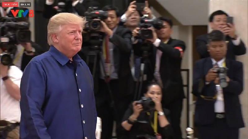 Tổng thống Mỹ Donald Trump tới dự tiệc chiêu đãi chào mừng hội nghị Cấp cao APEC tối qua tại Đà Nẵng
