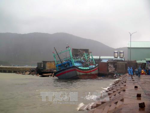 Một tàu cá của ngư dân Bình Định bị sóng đánh va kẹt vào kè đá tại Cảng cá Quy Nhơn. Ảnh: Phạm Kha – TTXVN.