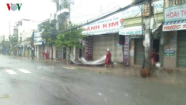 Cộng tác viên Hoàng Quân đang có mặt tại huyện Cam Lâm cho biết, lúc nào gió vẫn còn rất mạnh, nhiều cây cối ngã đổ, nhiều nhà dân tốc mái, mái che. Đến sáng nay, tại Cam Lâm chưa có thông tin thiệt hại về người. 