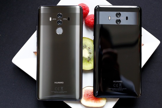 Tuy nhiên mặt lưng của Mate 10 và Mate 10 Pro còn được trang trí bởi một dải kim loại nằm ngang dưới lớp kính tạo điểm nhấn ngay khu vực camera, giúp mặt sau nổi bật hơn so với hầu hết các đối thủ được trang bị tính năng tương tự.