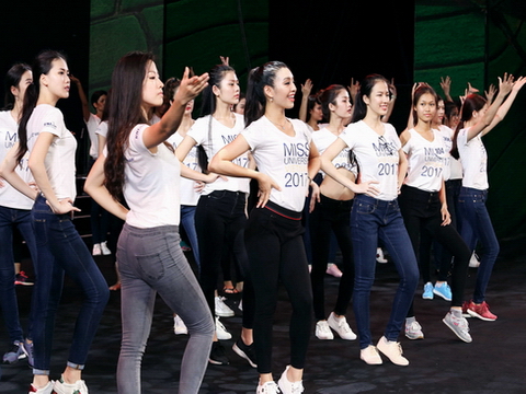 Đột nhập hậu trường tập luyện chuẩn bị đêm thi bán kết Hoa hậu Hoàn vũ Việt Nam 2017