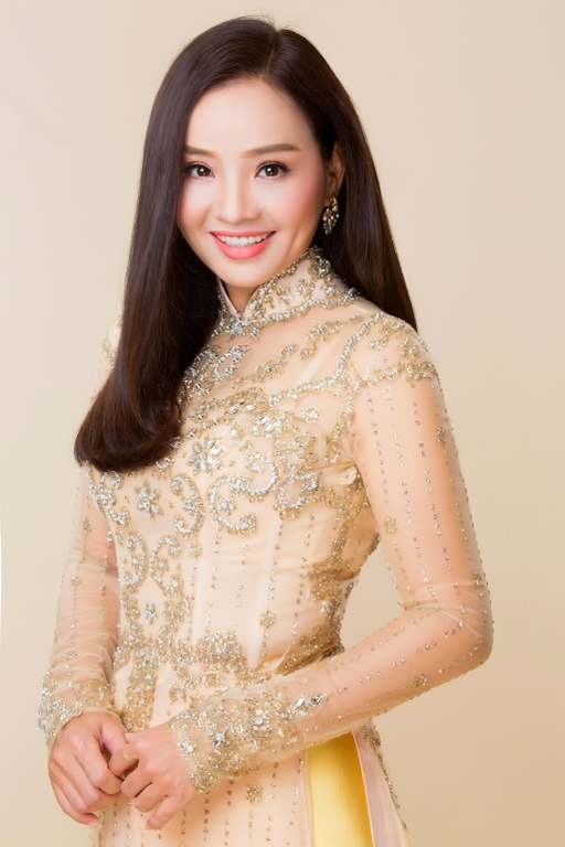 Vì thế chị rất bất ngờ khi được nhà thiết kế Minh Châu chọn những bộ áo dài ren và có màu xanh lơ, hồng phấn, vàng đồng.. dịu dàng, nữ tính.