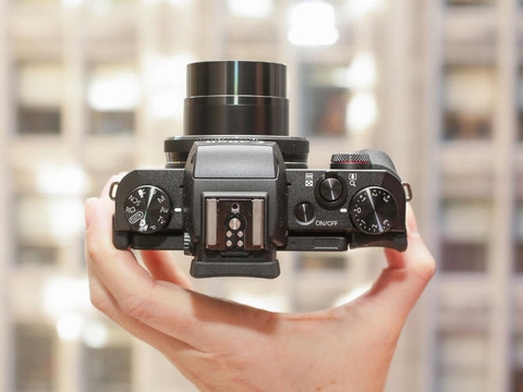 4. Canon PowerShot G5 X. Canon G5 X gây ấn tượng cho người dùng nhờ tính năng linh hoạt, kính ngắm điện tử và thiết kế retro. Thiết bị phù hợp với các nhiếp ảnh gia luôn muốn kiểm soát các chế độ thiết lập mà không cần các tính năng bổ sung. Máy ảnh có thiết kế thuận tiện và thoải mái cung cấp ảnh đẹp có chất lượng sánh ngang với các thiết bị được trang bị với cùng một loại cảm biến 1 inch. G5 X là một trong những chuyên gia ảnh giỏi nhất hiện nay. 