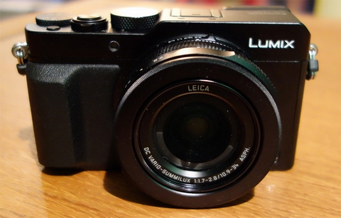 5. Panasonic Lumix LX100. Không mất thời gian chờ đợi, Panasonic đã tung ra một «chuyên gia» máy ảnh kỹ thuật số nhỏ gọn, đủ khả năng cạnh tranh với “gia đình” Sony RX100 : Lumix LX100. Máy ảnh trang bị cảm biến 4/3 lớn hơn cảm biến 1 inch của Sony, ống kính quang học 24 - 75mm. Đây là máy ảnh compact chuyên nghiệp đầu tiên dưới kích thước này có khả năng chụp quay phim ultra HD. 
