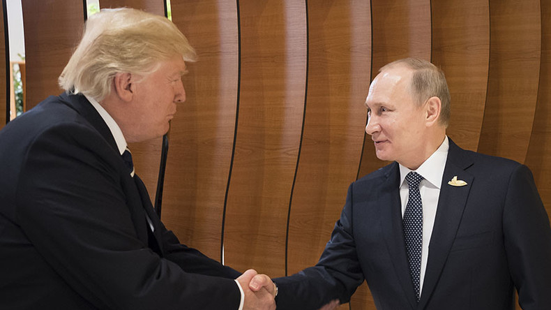 Tổng thống Trump (bên trái) và Tổng thống Putin