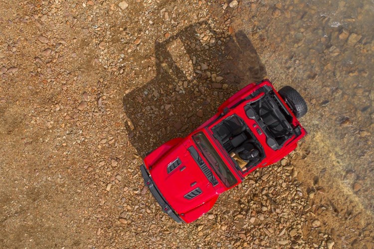 eep Wrangler phiên bản 2018 vẫn dựa trên những tiêu chí của một chiếc xe địa hình danh tiếng theo chuẩn Mỹ: mạnh mẽ, chắc chắn, và thực dụng. Vóc dáng vuông vức với đặc điểm nhận dạng của xe cùng “thanh chắn tản nhiệt 7 khe” đặc trưng của họ nhà Jeep.