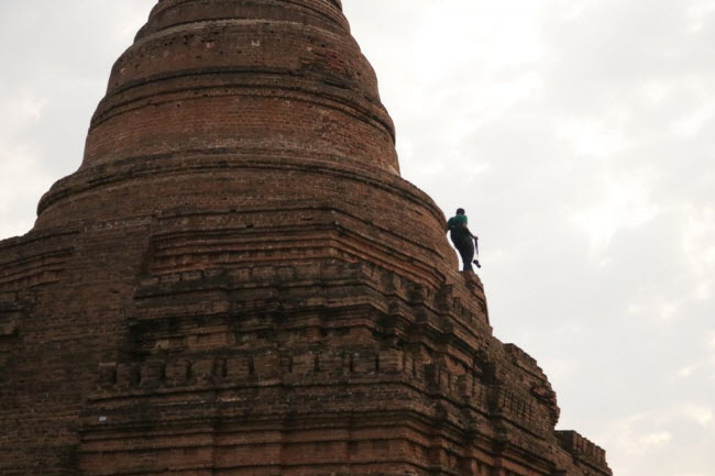4.  Không trèo lên các ngôi chùa: Du khách không được phép tổ chức ăn uống hay ngủ tại các ngôi chùa, đền và công trình tôn giáo khác tại Myanmar. Bạn cũng nên tìm hiểu ngôi chùa hay đền nào không được phép trèo lên.