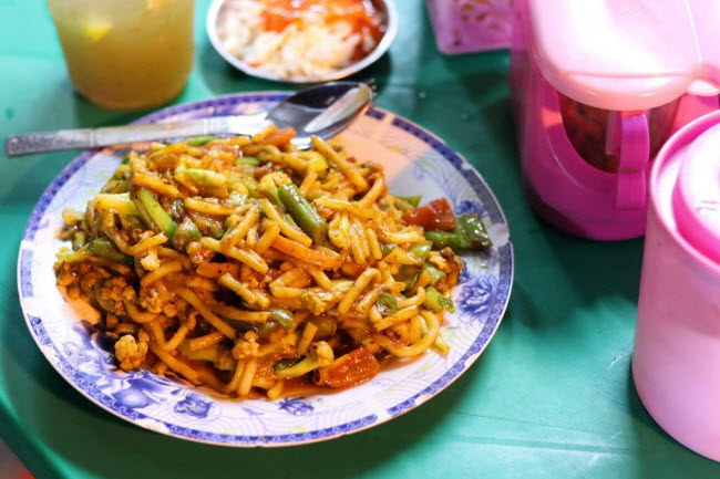 10. Tránh dùng nĩa đưa thức ăn lên miệng: Nĩa và thìa là hai vật dụng cần thiết khi thưởng thức các món ăn ở Myanmar. Thức ăn được đưa lên thìa bằng nĩa trước đưa lên miệng. Dao rất hiếm hiếm khi được sử dụng ở quốc gia này.