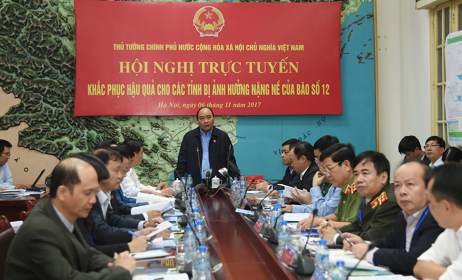 Thủ tướng Nguyễn Xuân Phúc chủ trì hội nghị trực tuyến khắc phục hậu quả tại các tỉnh bị ảnh hưởng nặng nề của bão số 12.