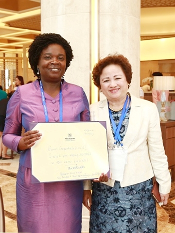 Bà Victoria Kwakwa và Bà Nguyễn Thị Nga chụp ảnh sau khi ký lưu niệm