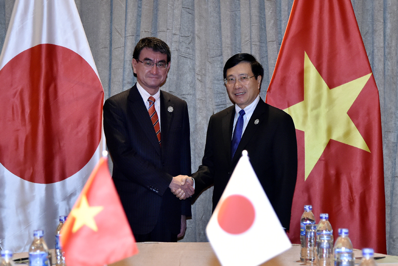 Phó Thủ tướng, Bộ trưởng Ngoại giao Phạm Bình Minh gặp Bộ trưởng Ngoại giao Nhật Bản Taro Kono. Ảnh: VGP/Hải Minh