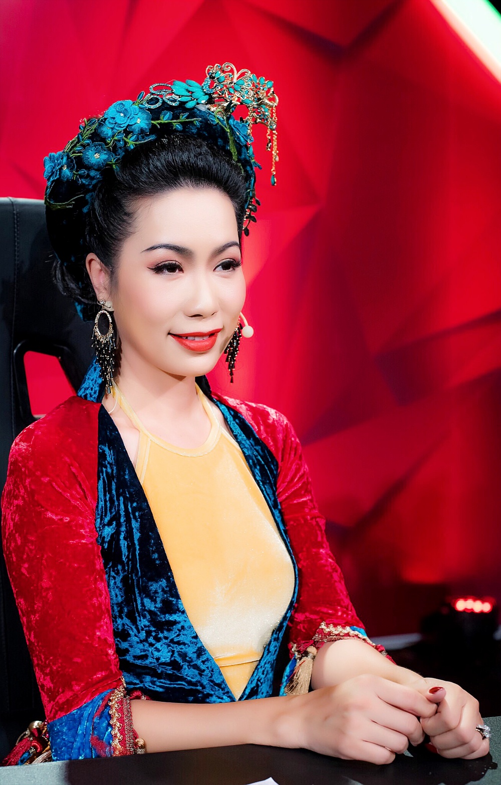 Trong bộ áo tứ thân cách điệu của NTK Nguyễn Dũng, Trịnh Kim Chi khá nổi bật trên ghế nóng chương trình Người Nghệ Sĩ Đa Tài.