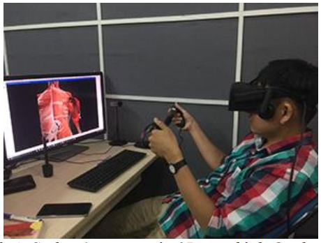 Sinh viên tương tác với các bộ phận trên cơ thể người thông qua kính Oculus Rift.