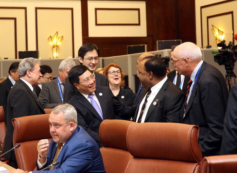 Phó Thủ tướng Phạm Bình Minh gặp gỡ các đoàn tham dự Hội nghị. (Ảnh: VGP)
