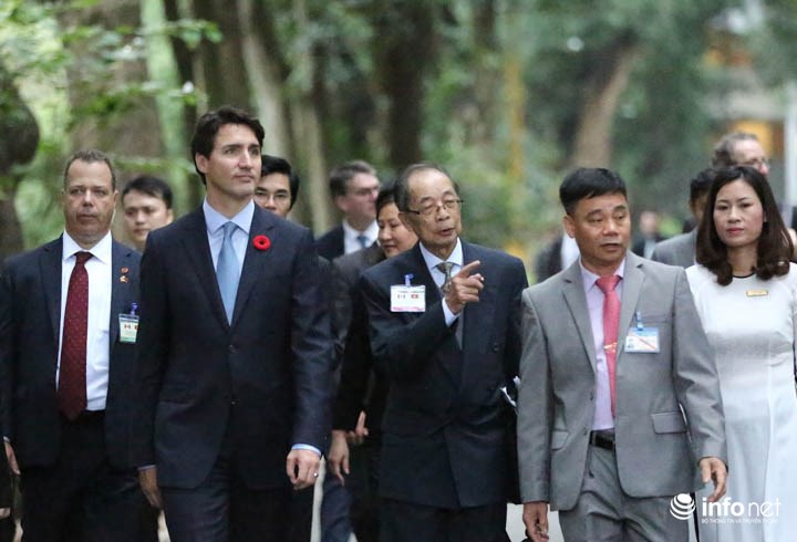Thủ tướng Trudeau vừa tản bộ vừa nghe giới thiệu tại khu nhà sàn Bác Hồ. Đây cũng là nơi Chủ tịch Hồ Chí Minh từng tiếp thân mật một số đoàn khách quốc tế.