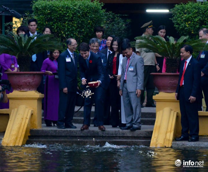 Đây cũng là một trong những hoạt động quen thuộc của các lãnh đạo cấp cao các nước khi tới thăm khu du tích Chủ tịch Hồ Chí Minh.