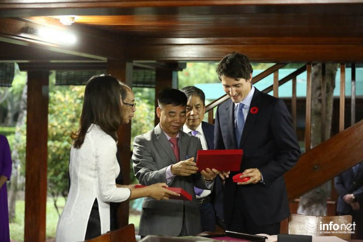 Món quà nhỏ của khu du tích khiến Thủ tướng Trudeau thích thú. Sau ngày hôm nay, ông Justin Trudeau sẽ rời Hà Nội đi thành phố Hồ Chí Minh, tham quan và có một số hoạt động với doanh nghiệp, doanh nhân tại đây.