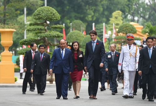 Thủ tướng Nguyễn Xuân Phúc chào đón Thủ tướng Canada Justin Trudeau. Ảnh: VGP/Quang Hiếu 