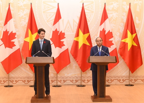 Thủ tướng Nguyễn Xuân Phúc và Thủ tướng Canada Justin Trudeau tại họp báo. Ảnh: VGP/Quang Hiếu