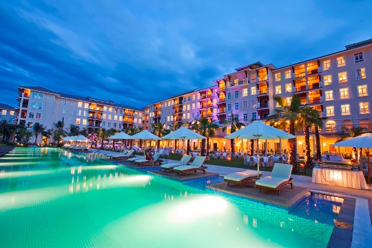 Với sự vận hành đồng bộ và chuyên nghiệp của hệ thống khách sạn thương hiệu Vinpearl, sau 6 năm hoạt động, Vinpearl Đà Nẵng Resort & Villas được vinh danh là “Khu nghỉ dưỡng biển hàng đầu Việt Nam năm 2017”, giải thưởng uy tín và danh giá của World Travel Award (WTA) – giải thưởng được ví là “Oscar trong ngành du lịch”.  Vinpearl Đà Nẵng Resort & Villas nói riêng và Vinpearl nói chung đang ngày càng khẳng định được uy tín, vị thế và trở thành một trong những điểm đến được ưa thích nhất của du khách Việt Nam và quốc tế cũng như vinh dự được lựa chọn là điểm phục vụ cách chính khách, yếu nhân đến Việt Nam tham dự các hội nghị mang tầm quốc tế.