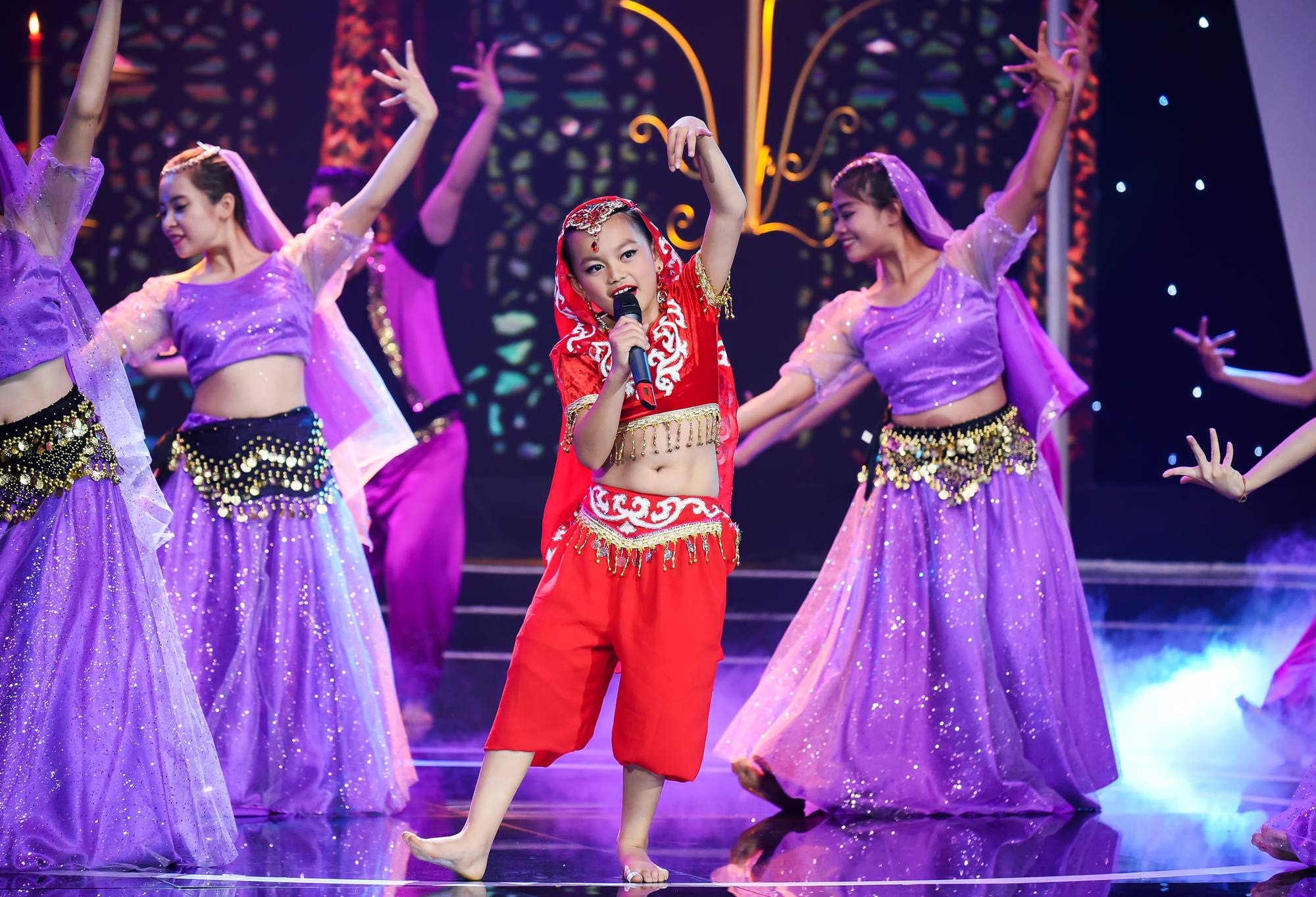 Bào Ngư hoá thân thành cô gái Ấn Độ, xuất hiện rực rỡ trong bộ trang phục không thể nào nổi bật hơn trong bài hát Made in India.