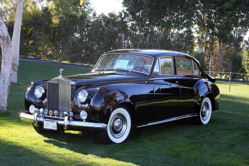 Donald Trump (Rolls Royce Silver Cloud 1956): Rolls Royce Silver Cloud 1956 là chiếc xe cổ nhất trong bộ sưu tập của Donald Trump. Chiếc xe được vị tổng thống Mỹ đặt sản xuất riêng dành cho mình. Silver Cloud 1956 cũng được cho là chiếc xe đầu tiên mà ông sở hữu và luôn nằm trong danh sách yêu thích.
