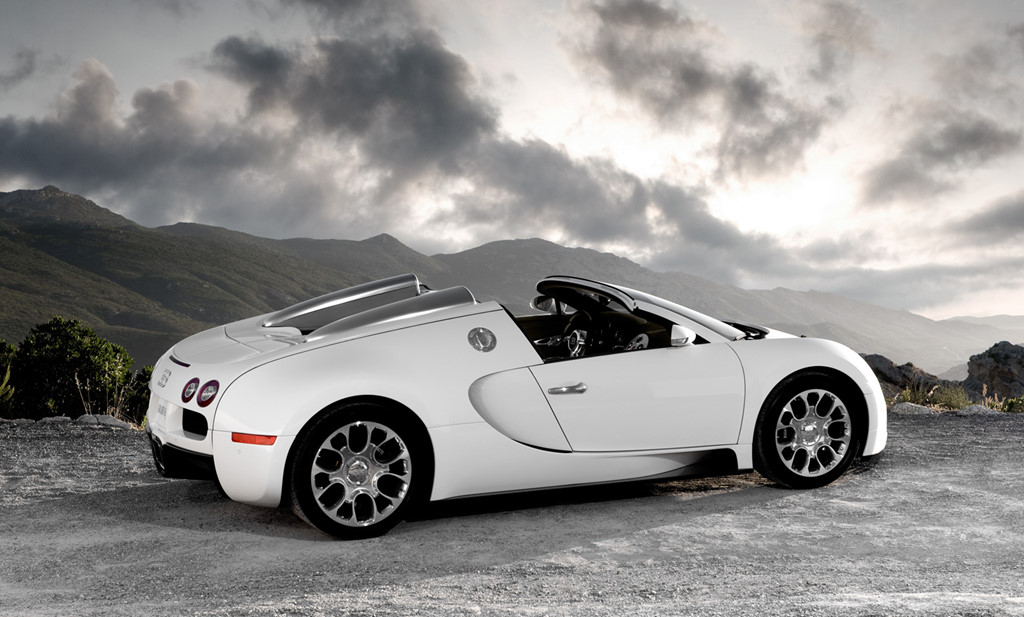 Hassanal Bolkiah (Bugatti Veyron Grand Sport): Chiếc xe được nhiều người biết đến nhất của Quốc Vương Brunei là Rolls Royce mạ vàng có giá 1,4 triệu USD. Tuy nhiên, Hassanal Bolkiah lại yêu thích phong cách retro quen thuộc của Bugatti Veyron Grand Sport. Nội thất của xe là chất liệu nhôm kết hợp cùng các chi tiết bọc da hiện đại. Siêu xe của Buatti có tốc độ lên đến 400 km/h. Để cân bằng với tốc độ đáng nể, Bugatti Veyron Grand Sport sở hữu bộ phanh gốm-cacbon giúp dừng xe nhanh chóng.