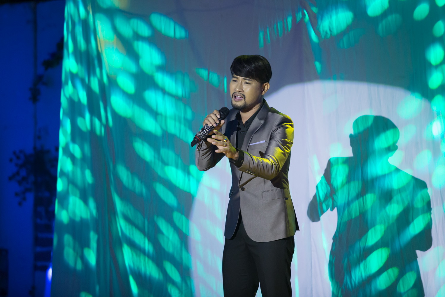 Khác với phong cách trẻ trung của Hà Thu, diễn viên Huỳnh Đông chọn thể hiện một ca khúc trầm buồn của nhạc sĩ Tú Nhi là Xin Làm Người Xa Lạ. 