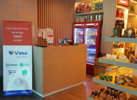 Một cửa hàng tại sân bay quốc tế Tân Sơn Nhất treo biển chấp nhận thanh toán