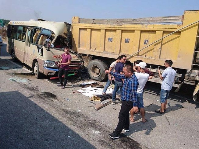 Hà Nội: Xe khách đâm xe ben khiến tài xế tử vong, nhiều hành khách bị thương