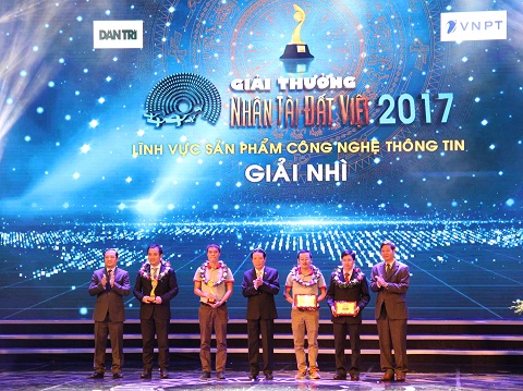 Ông Hoàng Vĩnh Bảo - Thứ trưởng Bộ TT&TT; ông Phạm Đức Long - Tổng giám đốc VNPT và ông Lê Khắc Hiệp - Phó Chủ tịch Tập đoàn VinGroup lên trao giải.