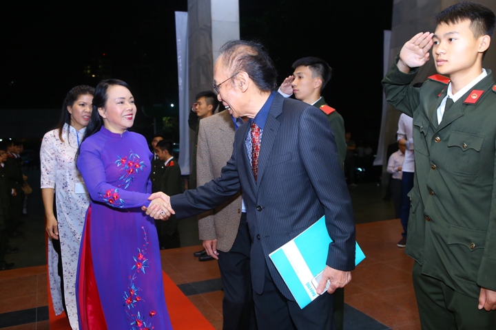 Bộ trưởng Bộ Y tế Nguyễn Thị Kim Tiến tới tham dự Lễ trao giải.