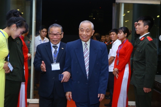 Ông Nguyễn Mạnh Cầm, Nguyên Phó Thủ tướng, Bộ trưởng Bộ Ngoại giao đến tham dự lễ trao Giải thưởng Nhân tài Đất Việt 2017.
